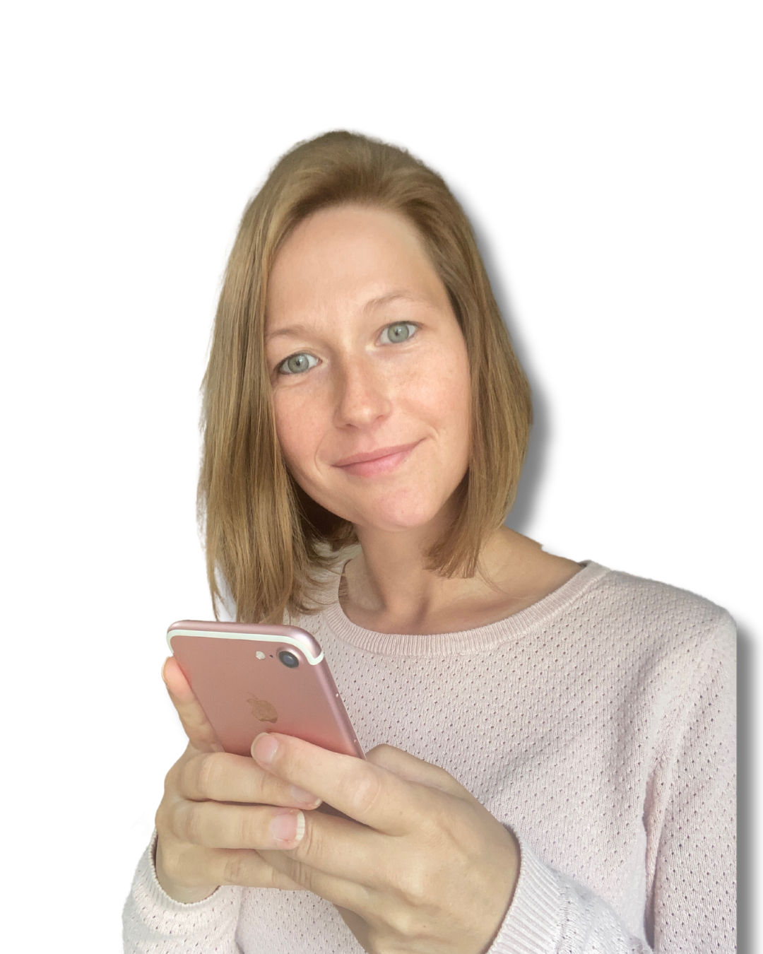 Frau hat ein iPhone in der Hand und schaut in die Kamera